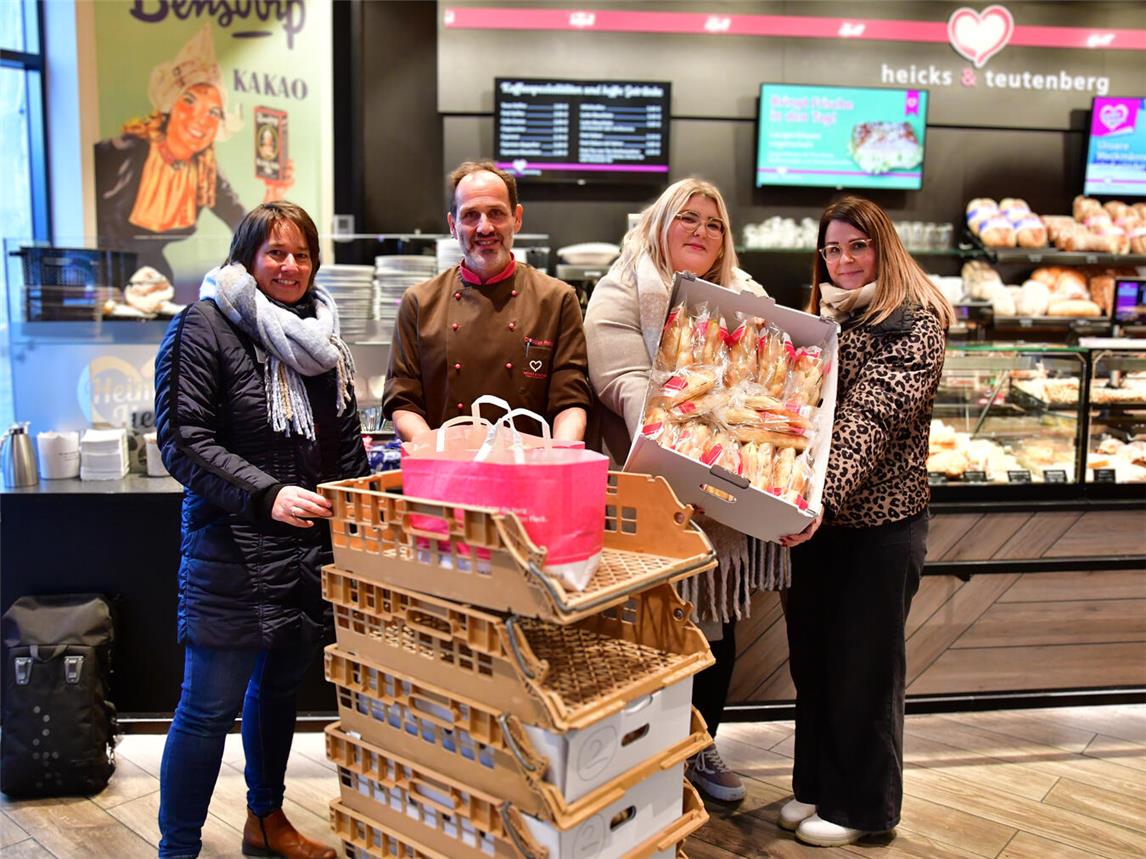 100 frische Weckmänner und 50 warme Brötchen: Marie Laakmann und Katharina Egging holen die Ware bei der Bäckerei „Heicks & Teutenberg“ in Kellen ab. Fachbereichsleiterin Rita Fergen nutzt die Gelegenheit, um sich bei Christian Heicks für die langjährige Kooperation zu bedanken. Foto: Caritas