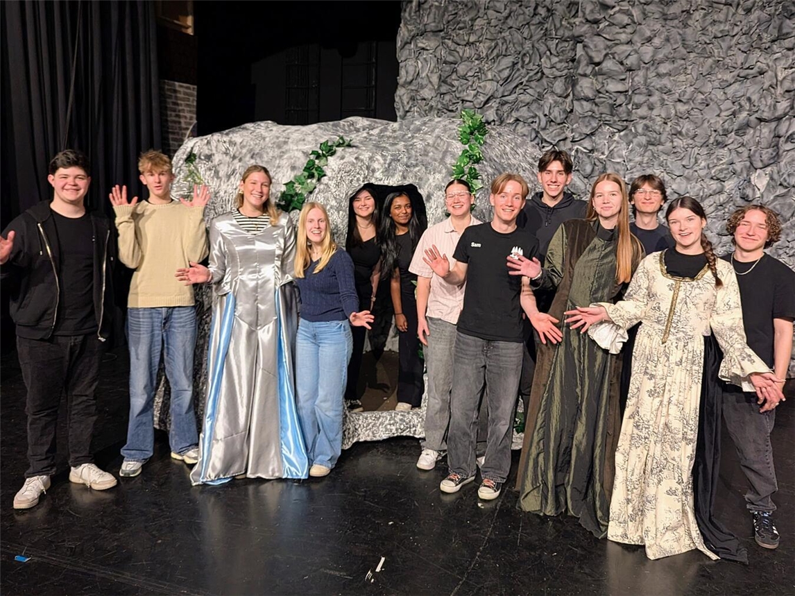 100 Schüler, darunter 14 Schauspieler, freuen sich, ihr neues Musical zu präsentieren. NN-Foto: J. Kurschatke