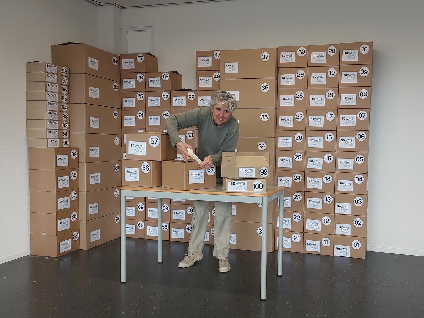 Alt-Tag: "100 versiegelte Schachteln Kunstinstallation unbekannte Inhalte Kunst Berg en Dal"
