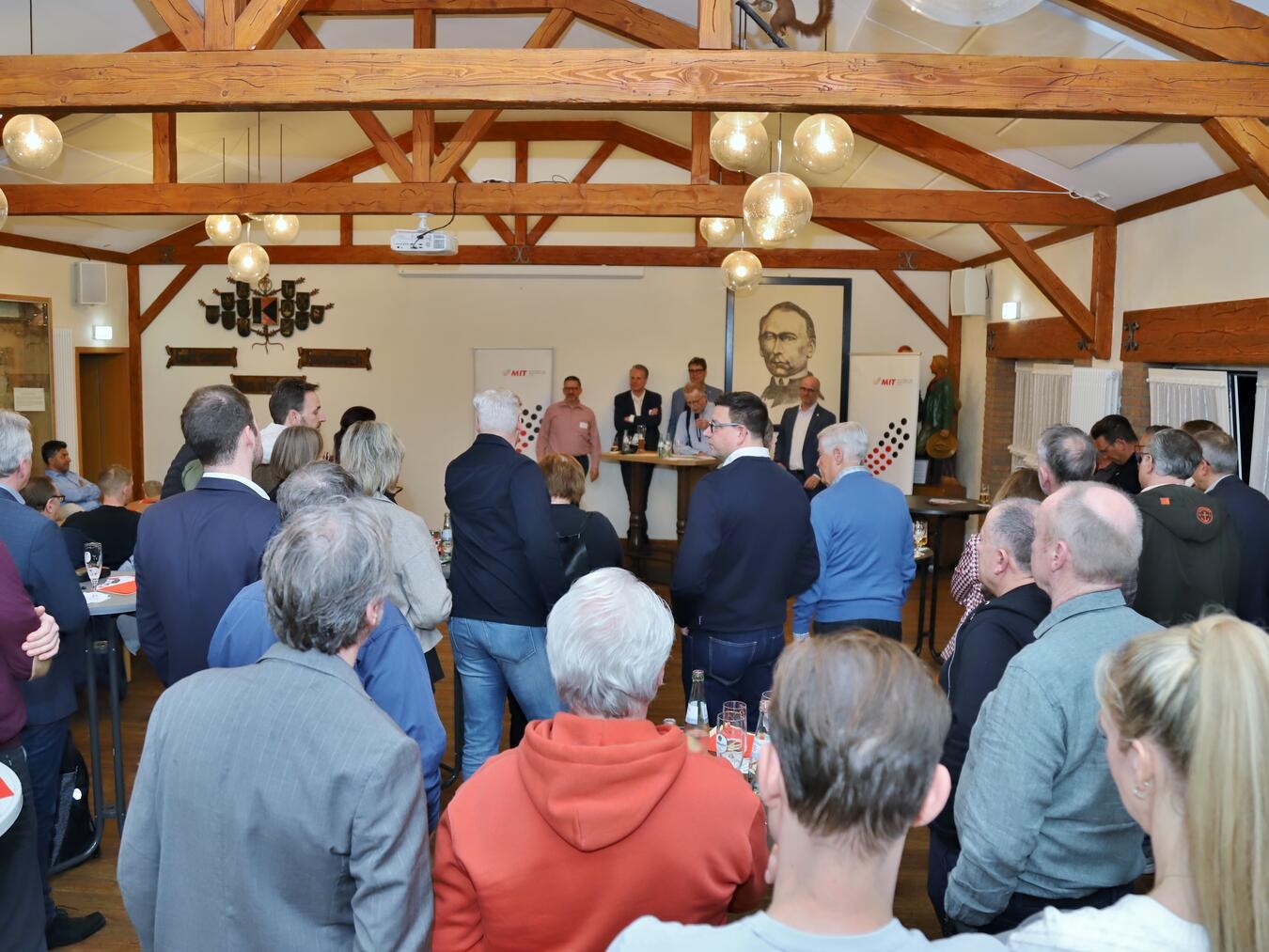 110 Gäste waren der Einladung ins Kolpinghaus gefolgt und diskutierten mit Bürgermeister Stephan Luyven. Foto: Falk Neutzer
