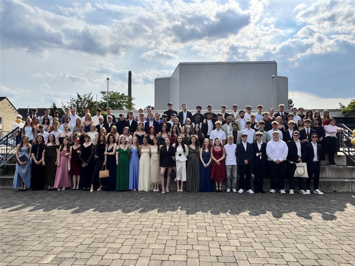 127 Schüler der 10. Klasse der Gesamtschule Emmerich nahmen jetzt ihre Zeugnisse entgegen. Foto: Marie Schwack