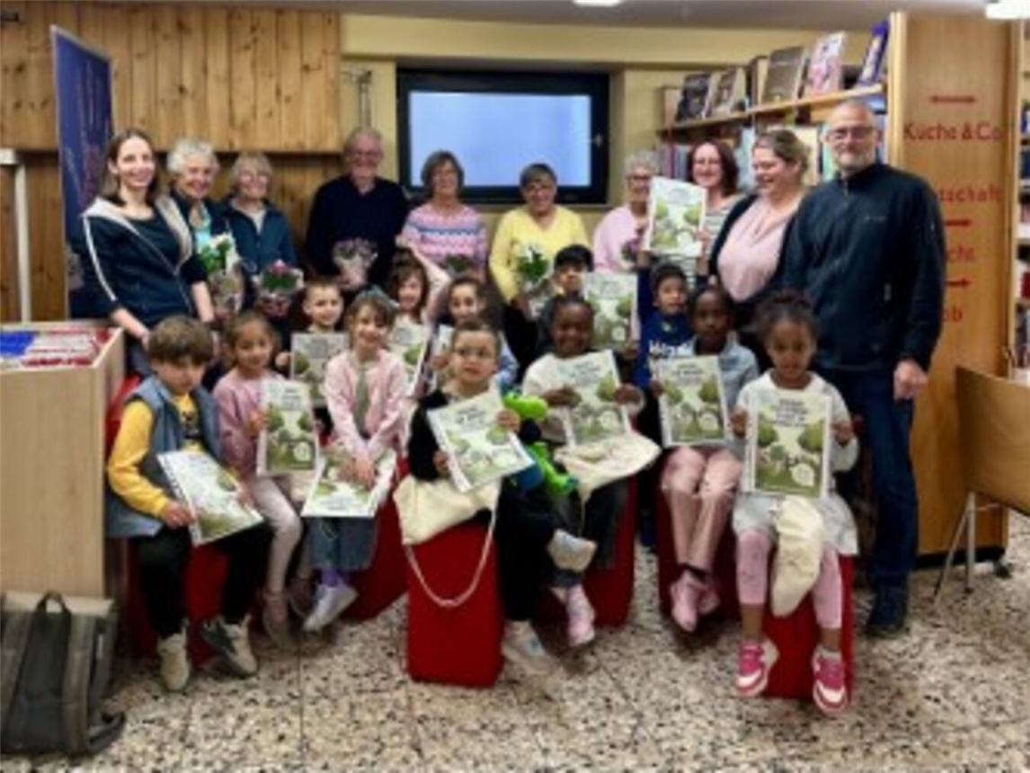 13 Vorschulkinder feiern Abschluss des SprachDrachen-Projekts in Geldern, Schulvorbereitung, Gruppenfoto.