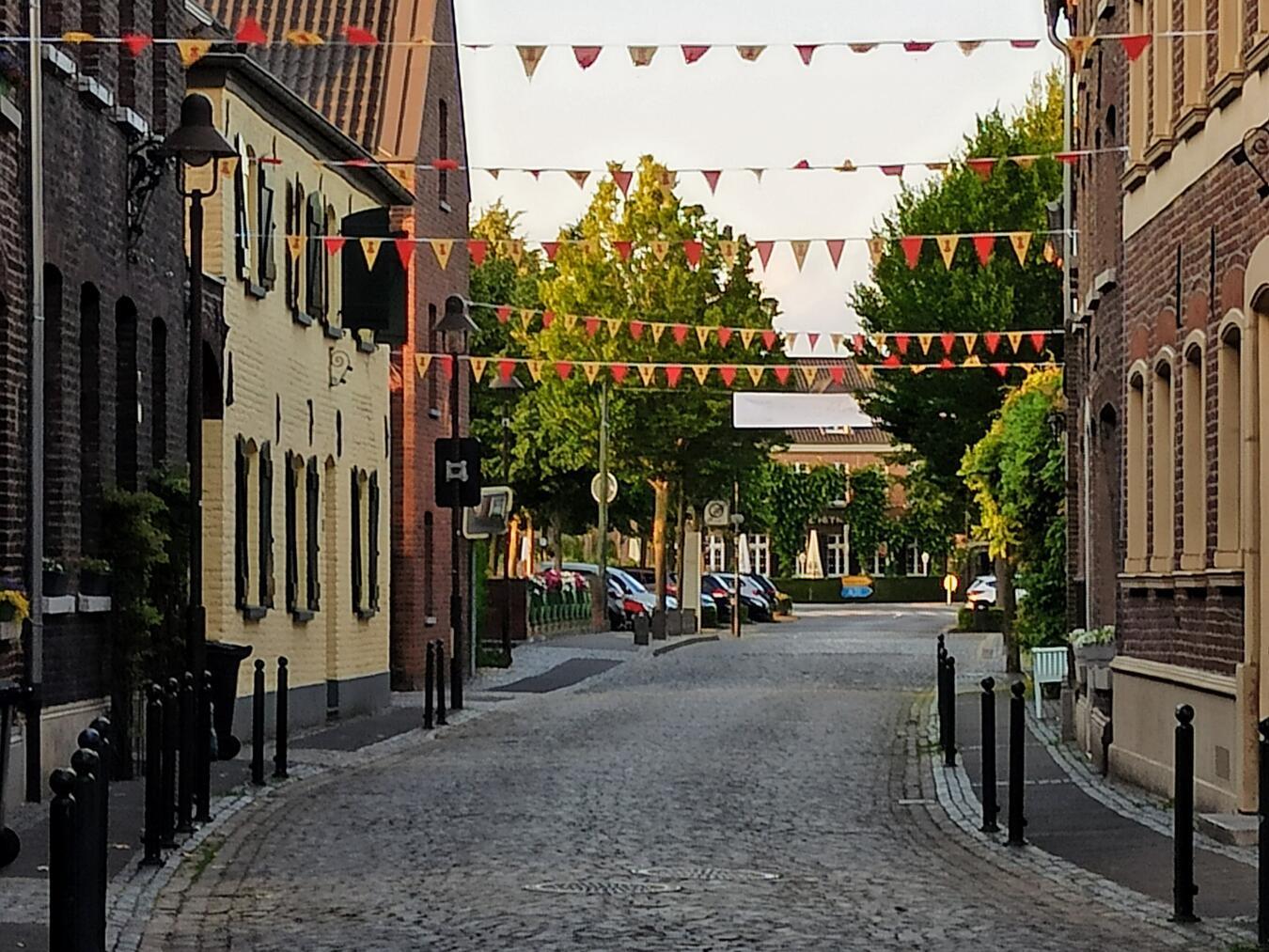 130 Meter Wimpelkette mit Stadtwappen schmückt jetzt die Feldstraße.Foto: Gemeinde Wachtendonk