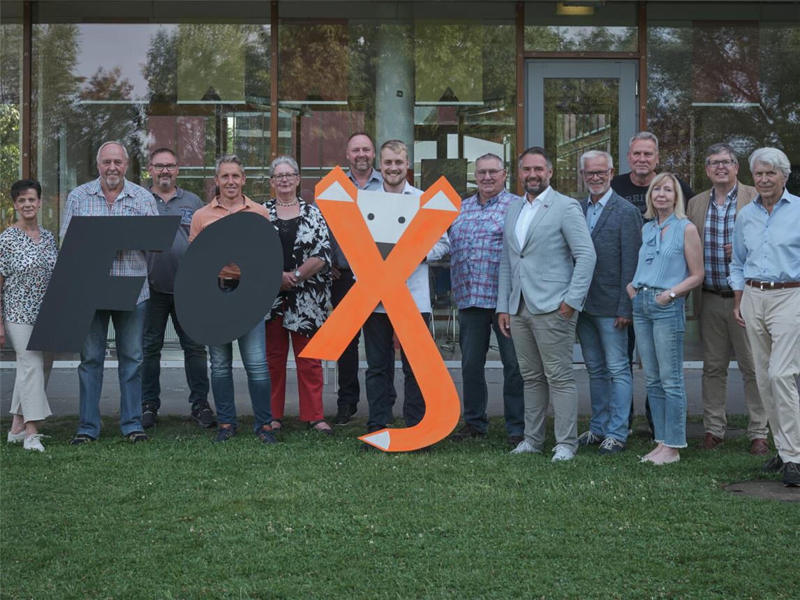 14 der 16 Direktkandidaten vor der Offenen Fraktionssitzung mit Rafael Zur (6.v. l.) und Tanko Scholten (2.v.l.). Foto: TJFOTOGRAFIE