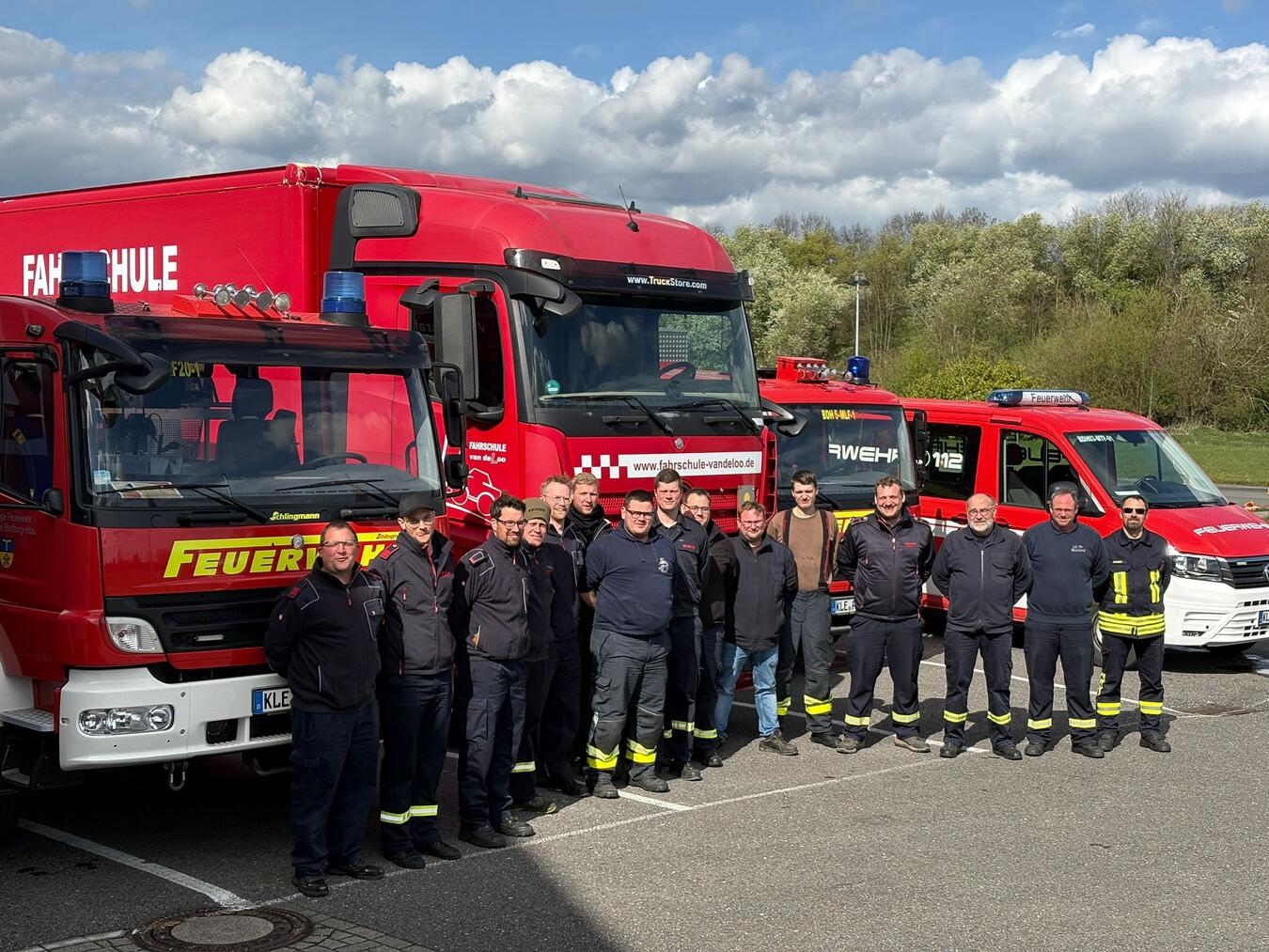 14 Einsatzkräfte der Freiwilligen Feuerwehr Bedburg-Hau haben an einem Fahrsicherheitstraining teilgenommen. Foto: Feuerwehr Bedburg-Hau