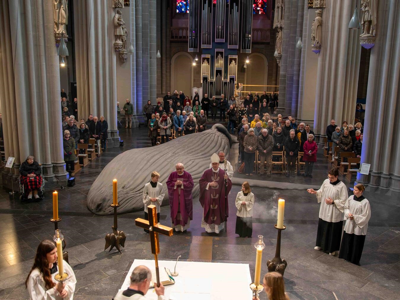 14 Meter lang ist der Abguss des toten Wals, der bis Ende März im Hauptschiff des Xantener St.-Viktor-Doms ausgestellt ist. In seiner Predigt lud Weihbischof Rolf Lohmann zur Auseinandersetzung mit dem Kunstwerk ein. Foto: Bischöfliche Pressestelle/Christian Breuer