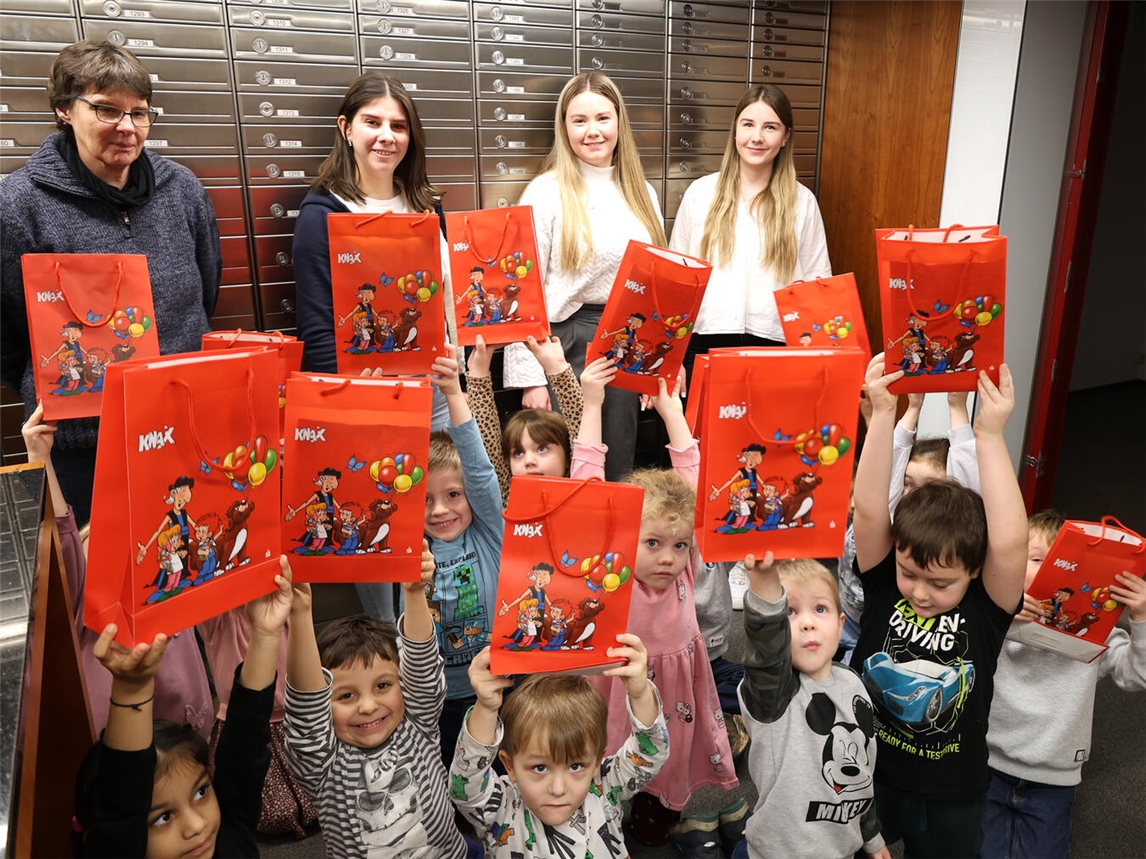 14 Vorschulkinder der Alpener Kita St. Ulrich erlebten eine spannende und lehrreiche Schatzsuche in der Alpener Sparkasse. Begleitet wurden die Kids von den Erzieherinnen Ulrike Bernsmann (v.l.) und Svenja Emmerichs sowie den Kundenberaterinnen Eileen Rottstegge und Svenja Stülpner. Foto: Sparkasse am Niederrhein