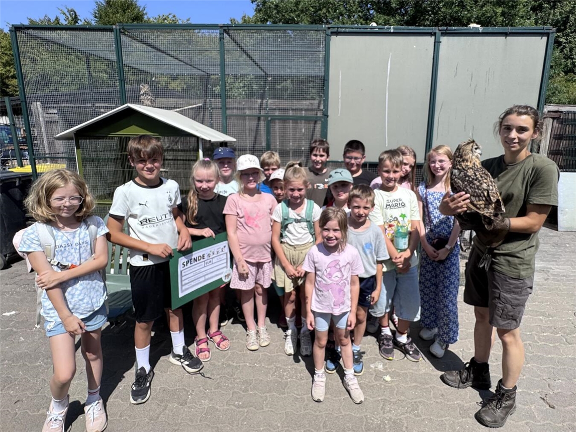Kinder des Schülerparlaments Marienschule Geldern-Kapellen überreichen 500 Euro Spende an Wildtierauffangstation Weeze.