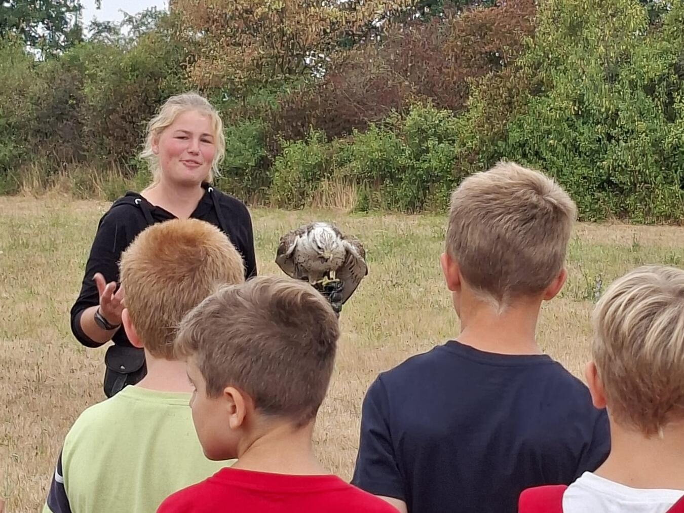 "Falknerin Laura Steffens mit 16 Kindern bei Vogelvorführung, Sonsbeck"