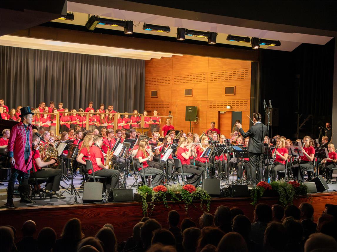 160 Musizierende der Bigband und des Oberstufenchors aCAGella begeisterten unter der Leitung von Daniel Verhülsdonk und Philipp Niersmans die Zuhörer in der ausverkauften Aula. Fotos: Bischöfliche Pressestelle/Michaela Kiepe
