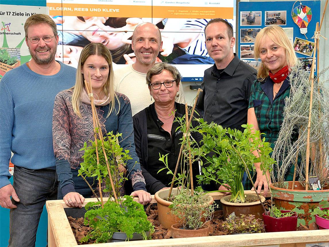 „17 Hochbeete für Kleve“: Die Gewinner der Klever Birne stellten jetzt ihr Projekt vor. NN-Foto: Rüdiger Dehnen