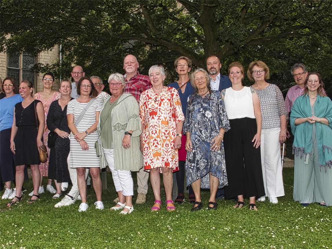 18 der 19 der ehrenamtlichen Notfallseelsorgenden im Anschluss an die gottesdienstliche Einführung in der St. Walburgis Kirche in Alpen-Menzelen. Ganz links, Kerstin Pekur-Vogt, ganz rechts Peter Bromkamp, beide hauptamtliche Notfallseelsorgende und Koordinierende des Dienstes. Foto: © Ronald Brede