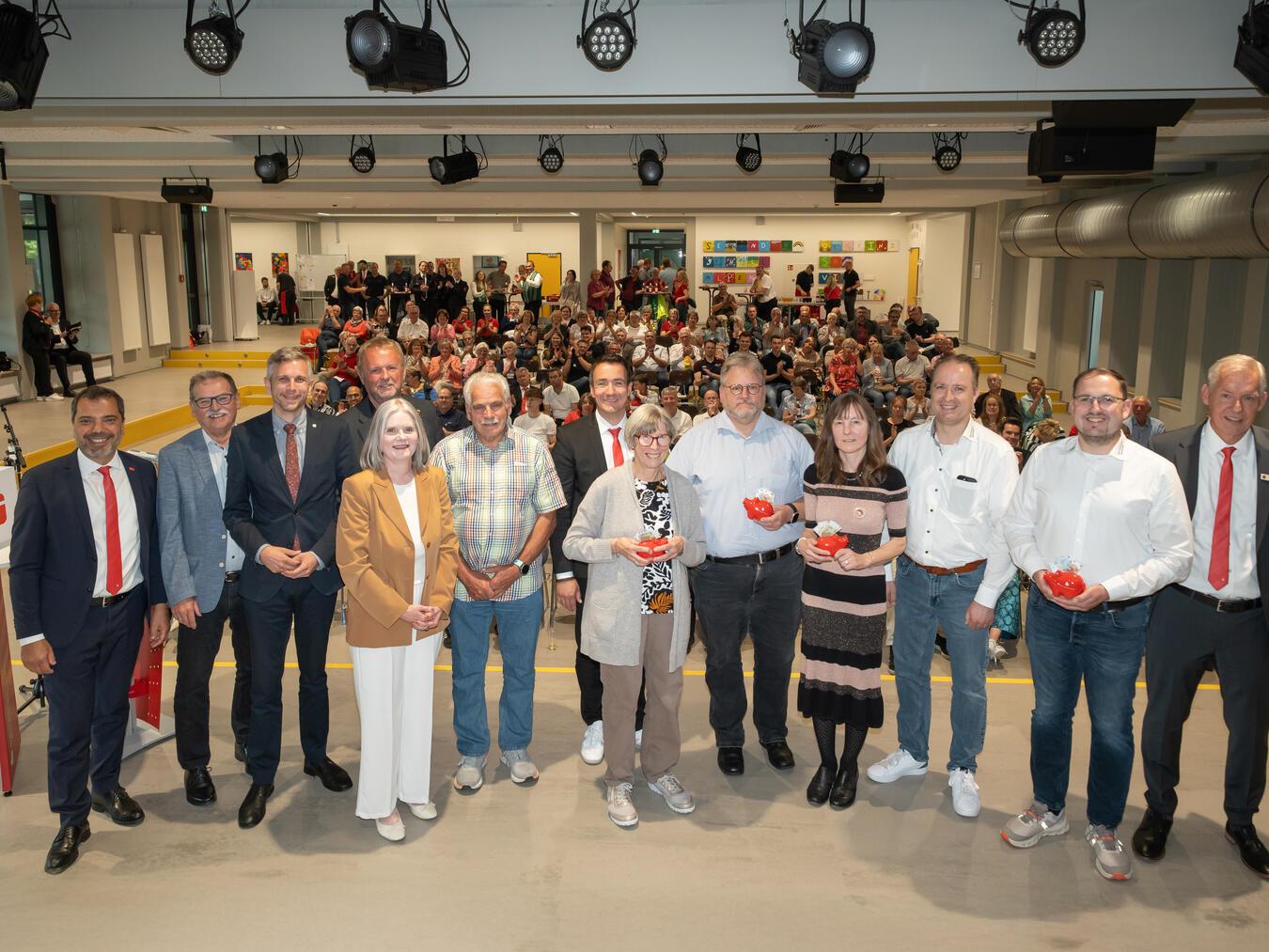 180 Gäste des Ehrenamtsforums erlebten in der Aula der Sekundarschule Alpen informative Gespräche mit Ehrenamtlern. Der Bundestagsabgeordnete Sascha van Beek, Bürgermeister Thomas Ahls und die Verwaltungsratsvorsitzende der Sparkasse, Claudia van Dyck, gratulierten mit den Vorständen Bernd Zibell (ganz rechts) und Giovanni Malaponti (ganz links) den Gewinnern der viermal 250 Euro Sonderspenden. Foto: Sparkasse am Niederrhein