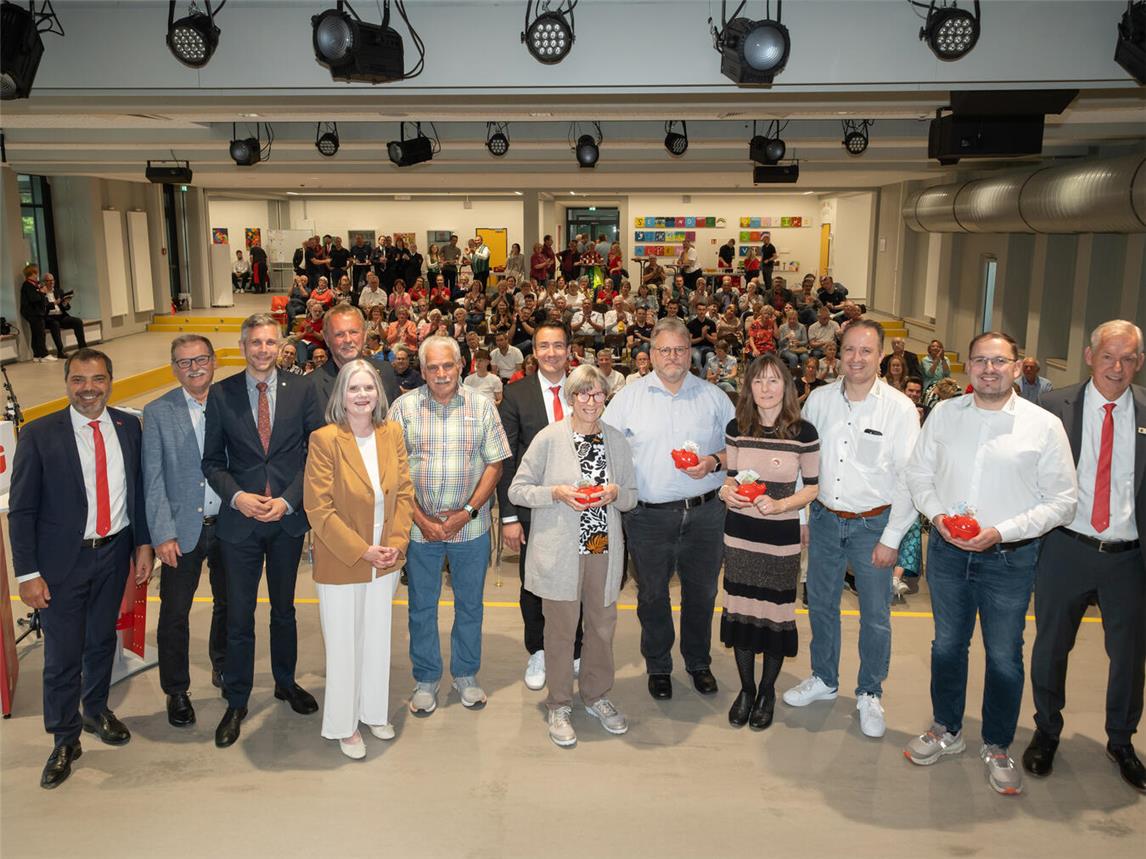 180 Gäste des Ehrenamtsforums erlebten in der Aula der Sekundarschule Alpen informative Gespräche mit Ehrenamtlern. Der Bundestagsabgeordnete Sascha van Beek, Bürgermeister Thomas Ahls und die Verwaltungsratsvorsitzende der Sparkasse, Claudia van Dyck, gratulierten mit den Vorständen Bernd Zibell (ganz rechts) und Giovanni Malaponti (ganz links) den Gewinnern der viermal 250 Euro Sonderspenden. Foto: Sparkasse am Niederrhein