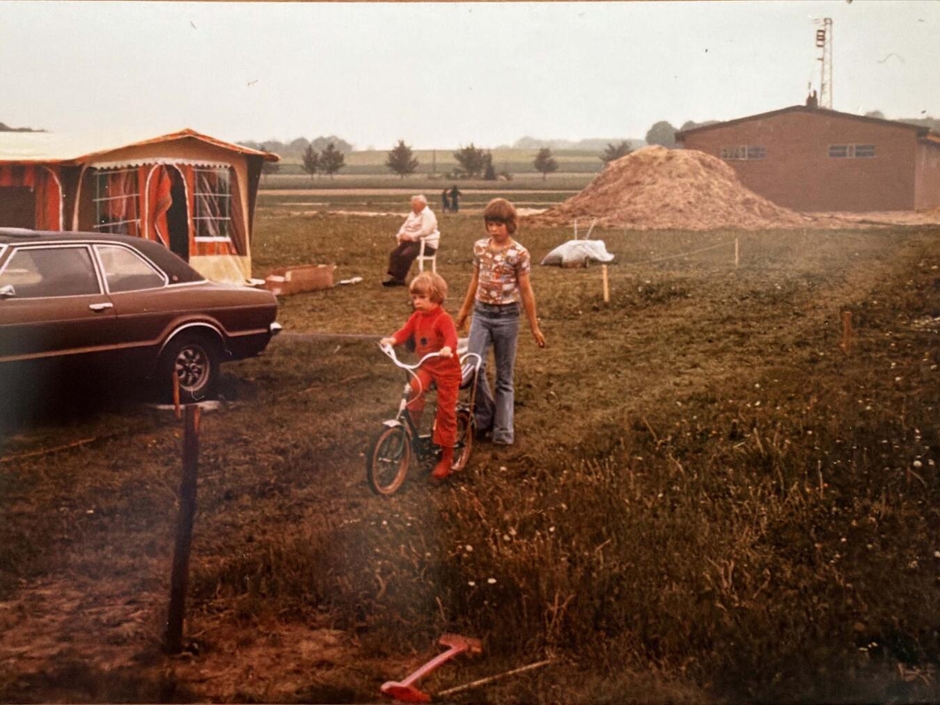 "Historisches Foto: Erste Camper ziehen 1976 in Naturpark ein, Vintage-Camping, Outdoor-Abenteuer"