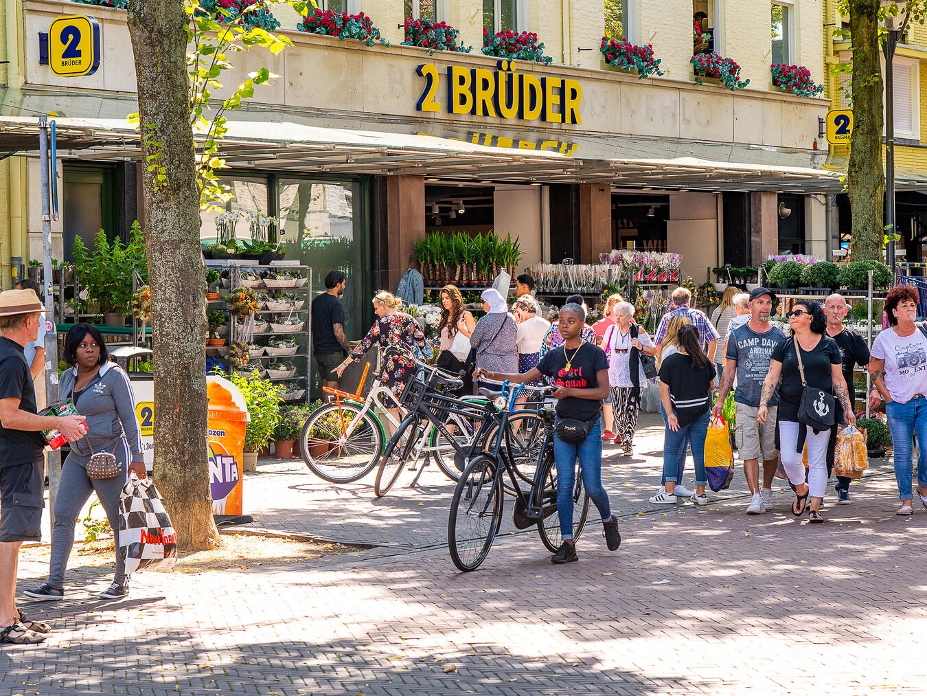 2 Brüder gilt als attraktives Ausflugsziel, da der Supermarkt direkt in Venlo liegt und den Einkauf mit einer besonderen Atmosphäre sowie einem Besuch der Innenstadt verbindet. Foto: Petra Lenssen