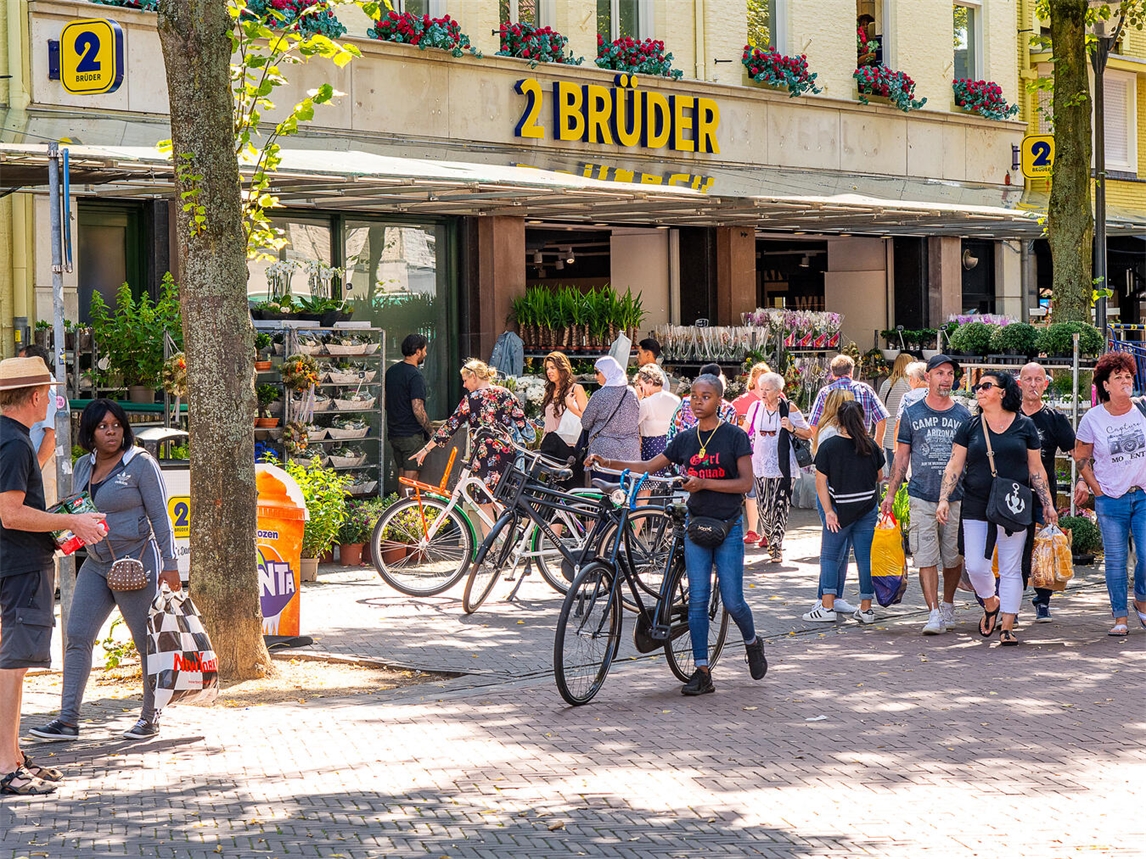 2 Brüder gilt als attraktives Ausflugsziel, da der Supermarkt direkt in Venlo liegt und den Einkauf mit einer besonderen Atmosphäre sowie einem Besuch der Innenstadt verbindet. Foto: Petra Lenssen