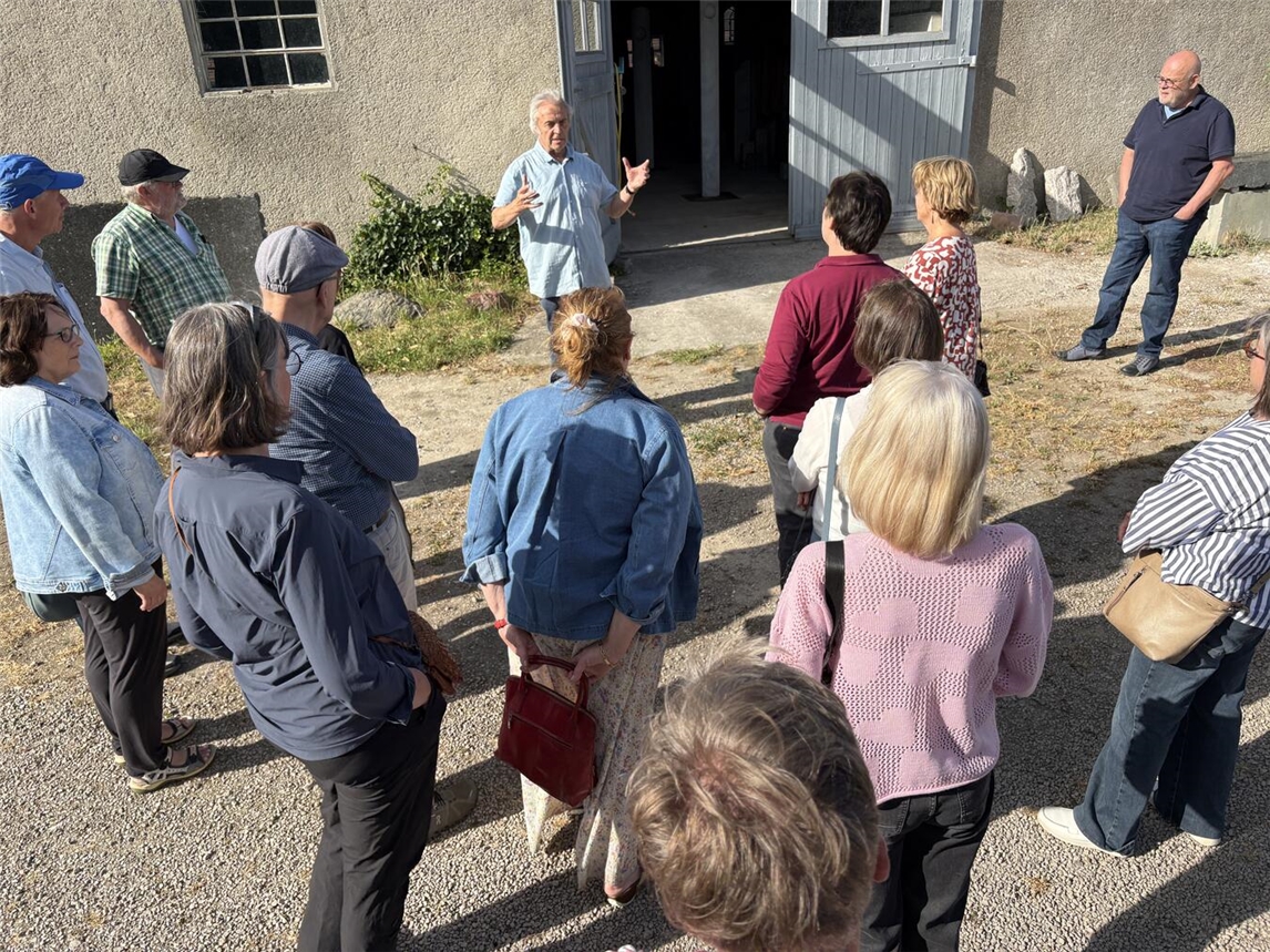 "Gruppe von Sängern besucht Bildhauer Christoph Wilmsen-Wiegmann im Atelierhof Appeldorn"