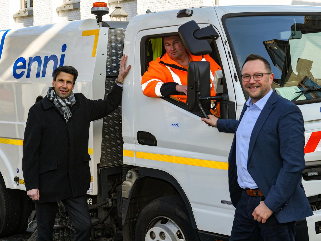 2022 hat Enni das erste Mal den Zuschlag erhalten. Damals vor Ort: (v.l.) Stefan Krämer (Enni Vorstandsvorsitzender), Andreas Leimkühler (Enni) und Xantens Bürgermeister Thomas Görtz. Foto: privat