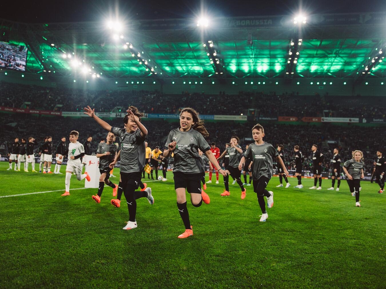 22 Kinder aus dem SOS-Kinderdorf Niederrhein und der Offenen Ganztagsschule am Förderzentrum Kleve liefen beim Bundesligaspiel von Borussia Mönchengladbach gegen den FC St. Pauli gemeinsam mit den Profis in den Borussia-Park ein. Foto: Sonepar Deutschland / Fabio Rizzetto