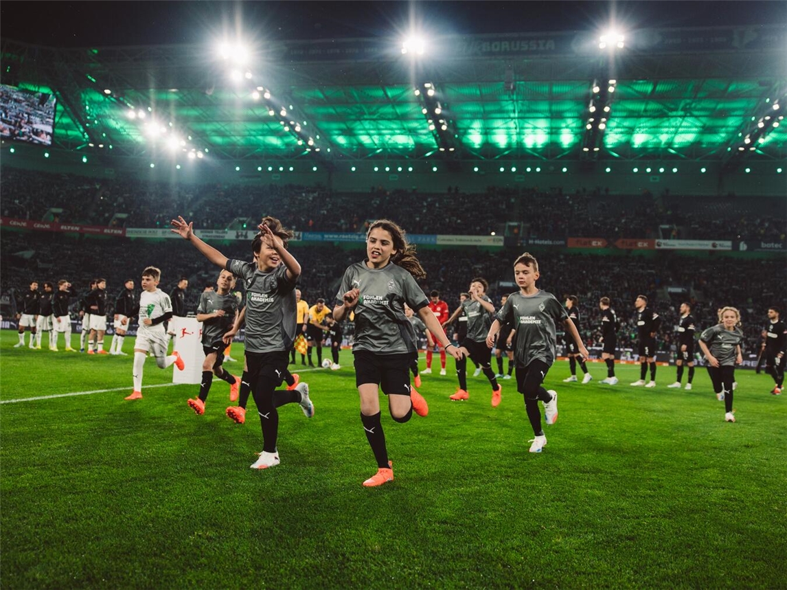 22 Kinder aus dem SOS-Kinderdorf Niederrhein und der Offenen Ganztagsschule am Förderzentrum Kleve liefen beim Bundesligaspiel von Borussia Mönchengladbach gegen den FC St. Pauli gemeinsam mit den Profis in den Borussia-Park ein. Foto: Sonepar Deutschland / Fabio Rizzetto