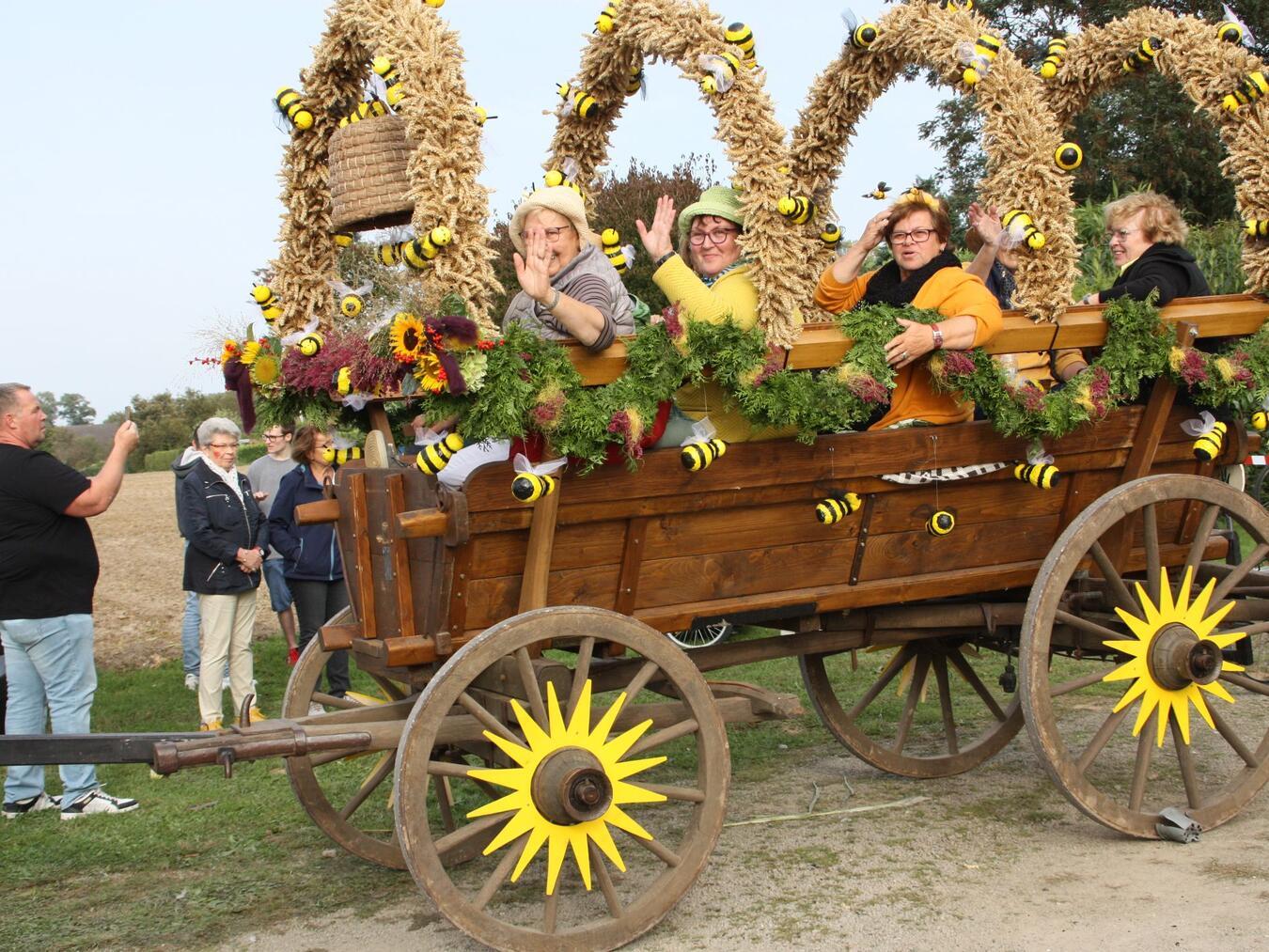 22 liebevoll geschmückte Erntewagen, Fahrrad- und Fußgruppen sind wieder unterwegs. Foto: Erntedank-Komitee Pfalzdorf