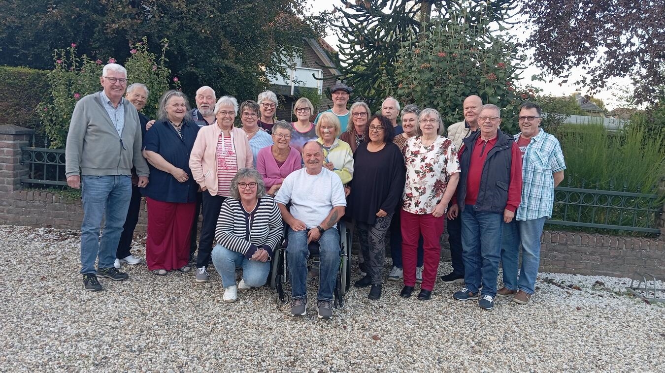 "Gruppenfoto von 23 Vorständen aus Ortsverbänden in Schustergemeinde, Treffen 2023, Leitungstreffen"