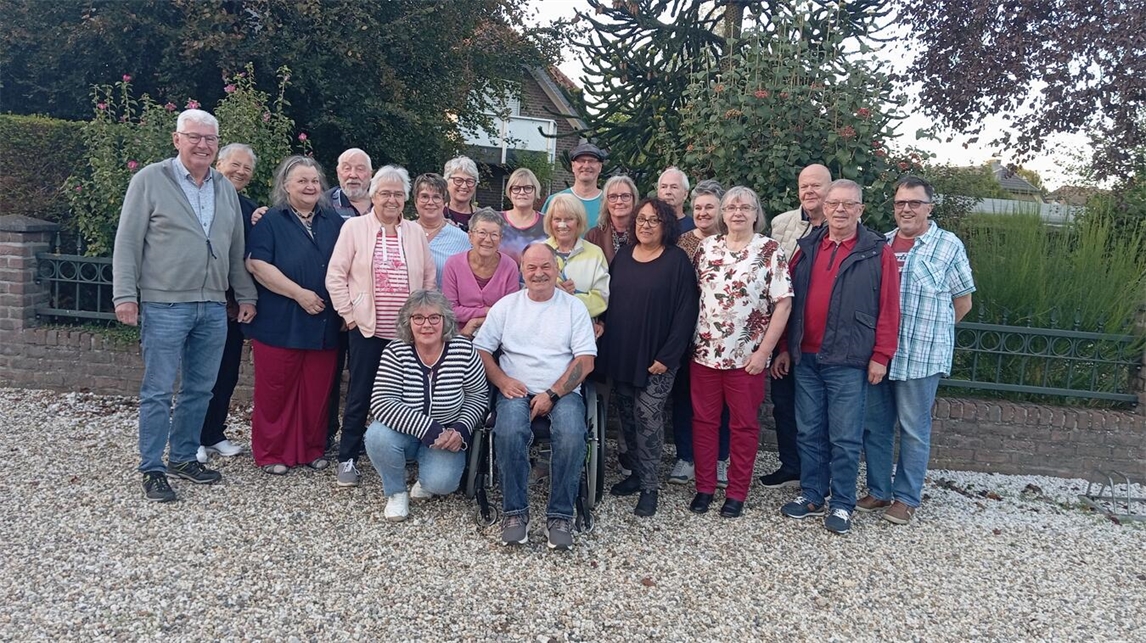 "Gruppenfoto von 23 Vorständen aus Ortsverbänden in Schustergemeinde, Treffen 2023, Leitungstreffen"