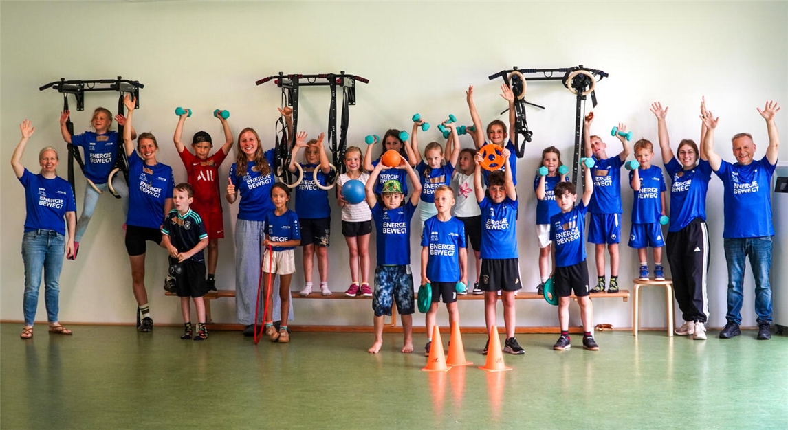 Kinder genießen Sommerferien im "Dein Sporthaus" Geldern, fröhliche Aktivitäten und Spaß im Feriencamp.