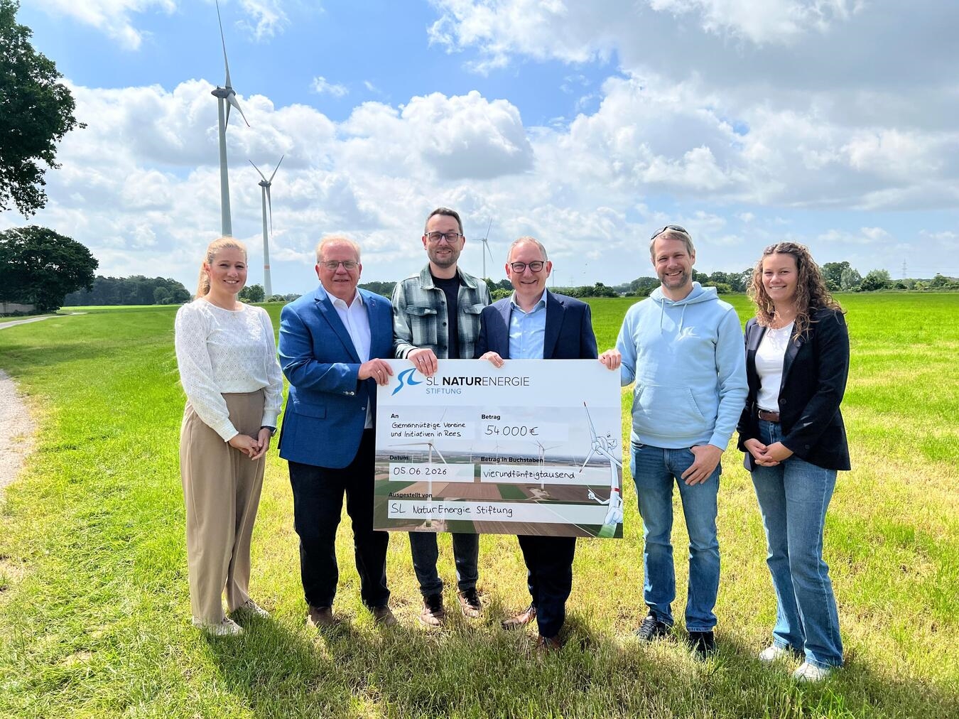 Scheckübergabe in Rees: 24 Vereine erhalten 54.000 Euro, Gruppenfoto mit Stadt- und Vergabeausschuss sowie SL Naturenergie Vertreter.