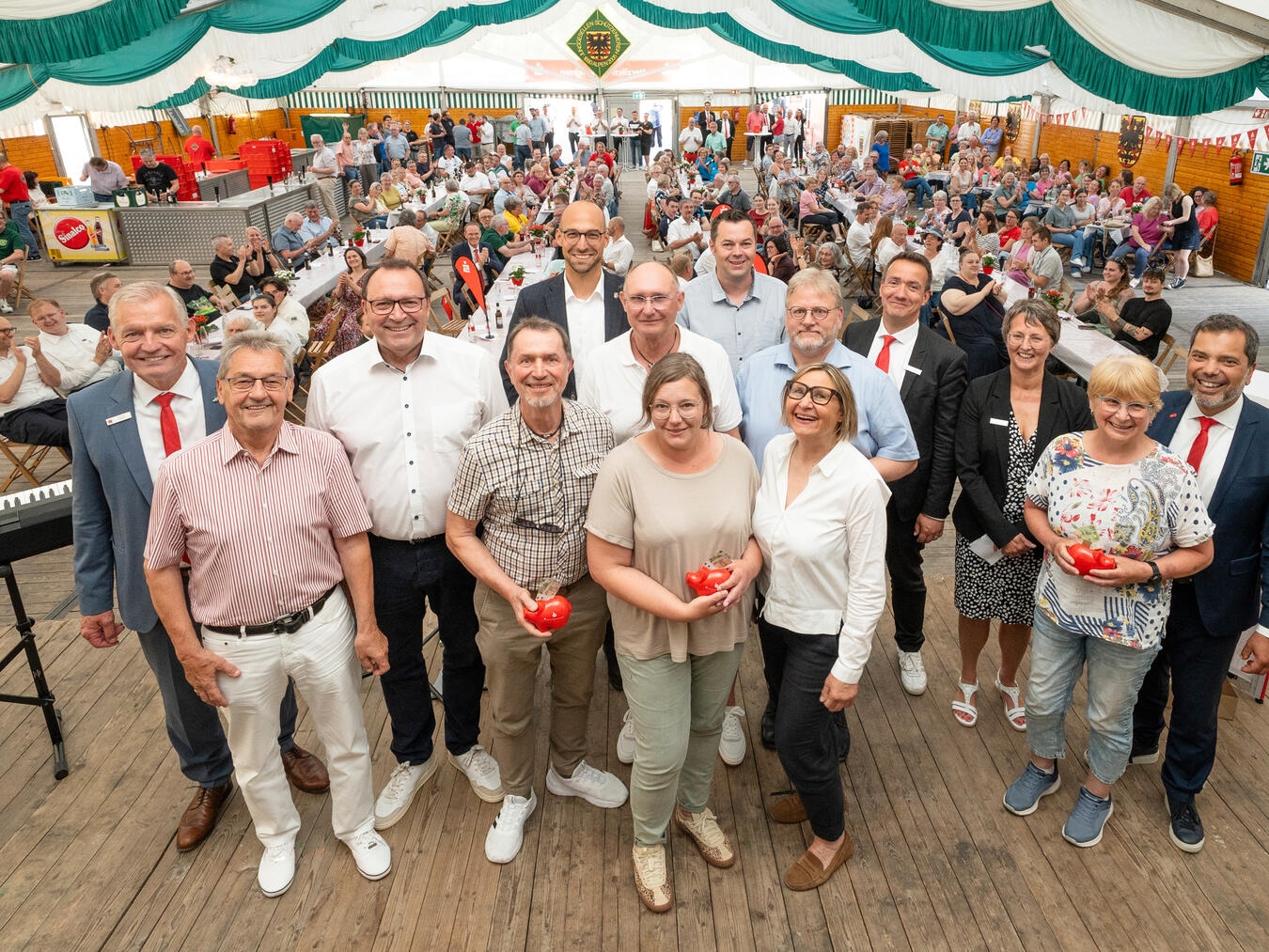 250 Gäste des Alpener Ehrenamtsforums erlebten im Schützenzelt informative und unterhaltsame Gespräche mit Ehrenamtlern. Bürgermeister Ludger Staymann, der stellvertretende Landrat Günter Helbig und der Verwaltungsratsvorsitzende der Sparkasse, Frank Berger, gratulierten mit den Vorständen Bernd Zibell (ganz links) und Giovanni Malaponti (ganz rechts) den Gewinnern der viermal 250 Euro Sonderspenden. Foto: Sparkasse am Niederrhein