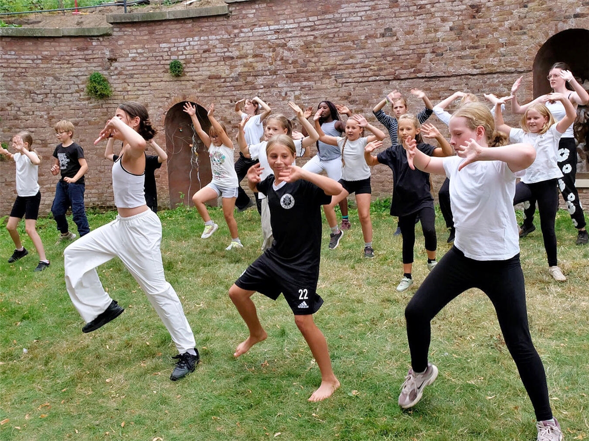 "Tanzworkshop für Kinder im Museum Kleve, 29 Teilnehmer, Foto von Rüdiger Dehnen"