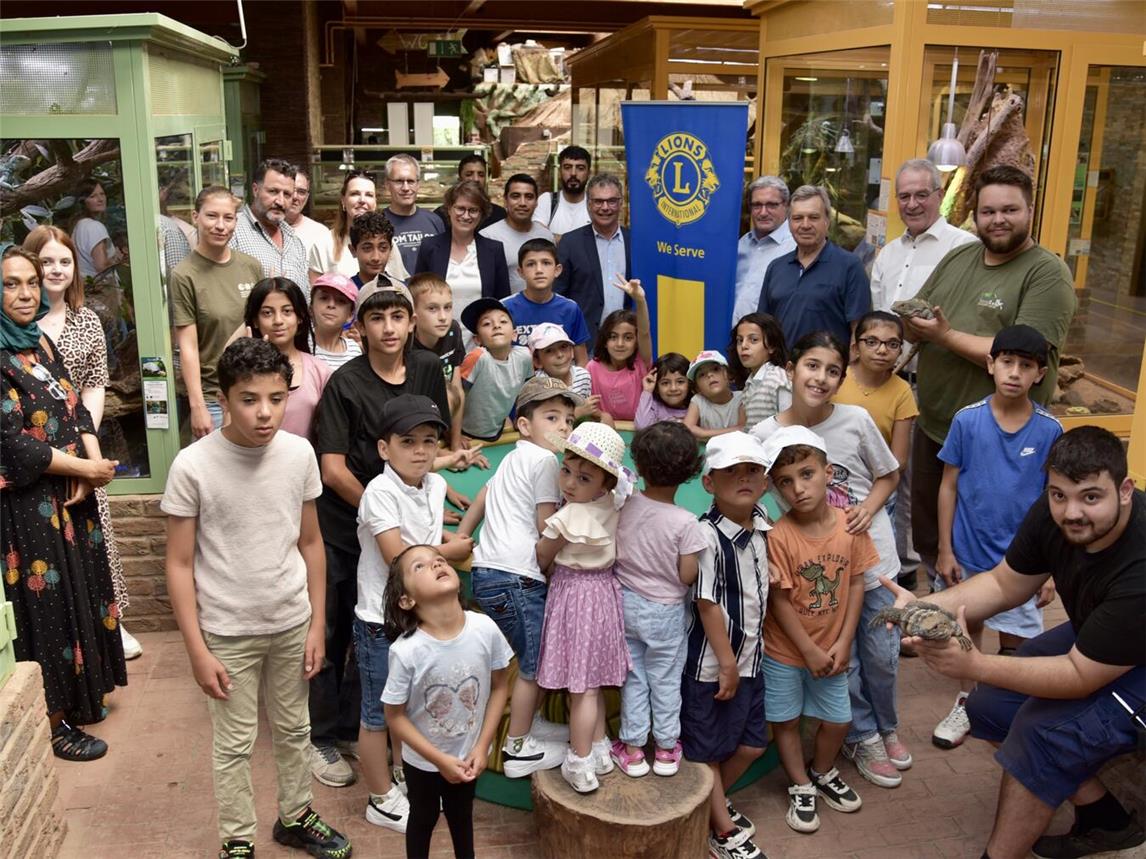 30 Kinder und zwölf erwachsene Bewohner der städtischen Gemeinschaftsunterkunft für Geflüchtete am Melkweg durften dank einer Spende des Lions Clubs Kamp-Lintfort/Rheinberg den benachbarten TerraZoo besuchen. Dabei lernten sie unter anderem Bibi und Tina, zwei „Gemeine Schwarzleguan“-Damen kennen. Foto: Stadt Rheinberg