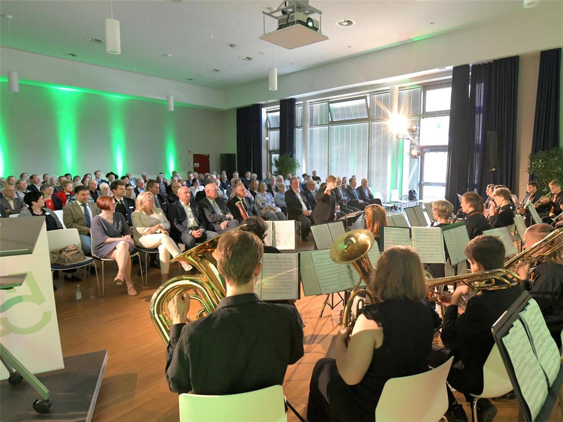 30 Musiker der Kreismusikschule sorgten unter der Leitung von Anne Giepner für gute Unterhaltung.Foto: Kreis Kleve/Gottfried Evers