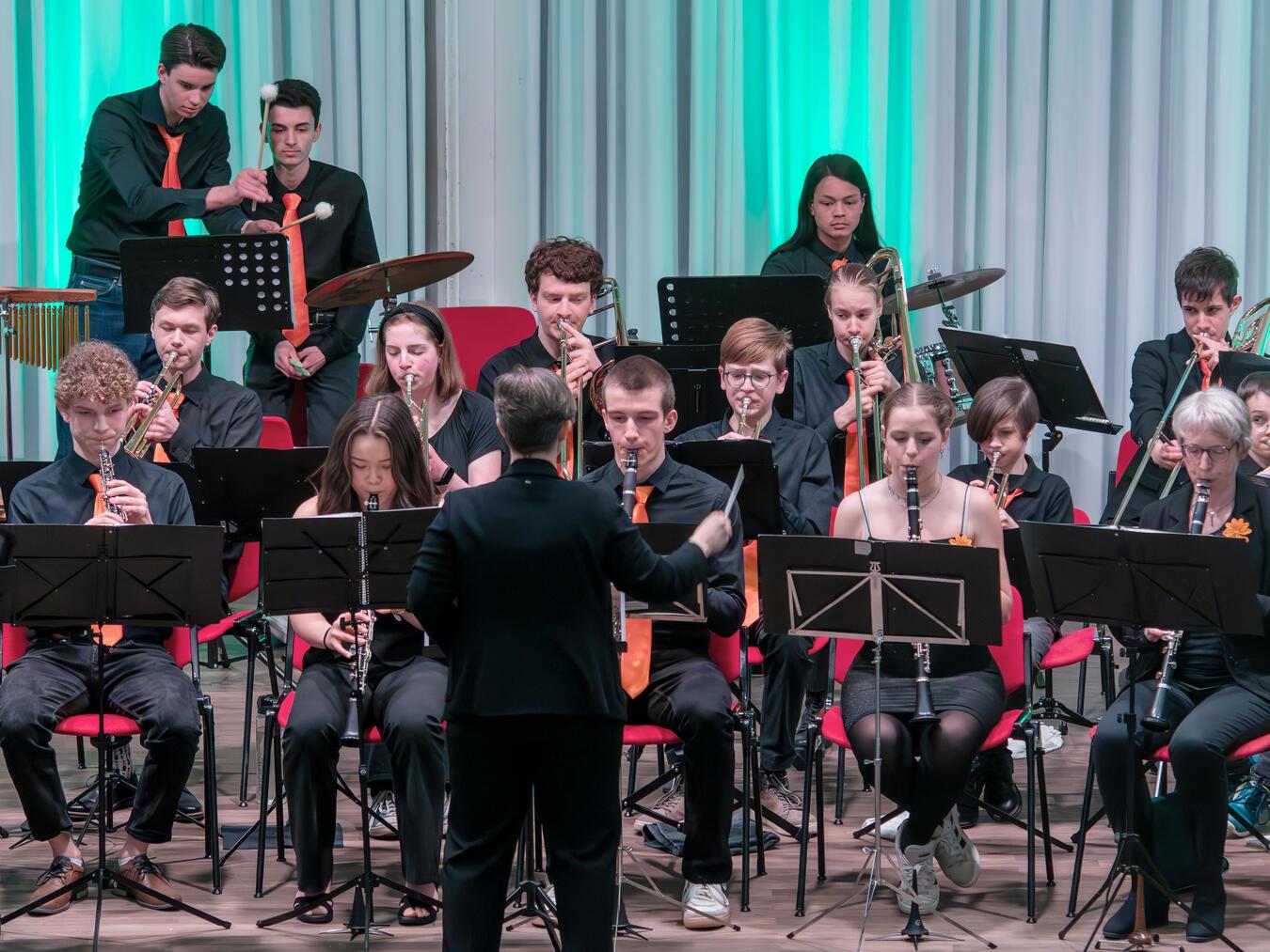 30 Musiker der Kreismusikschule sorgten unter der Leitung von Anne Giepner für gute Unterhaltung.NN-Fotos: Gerhard Seybert