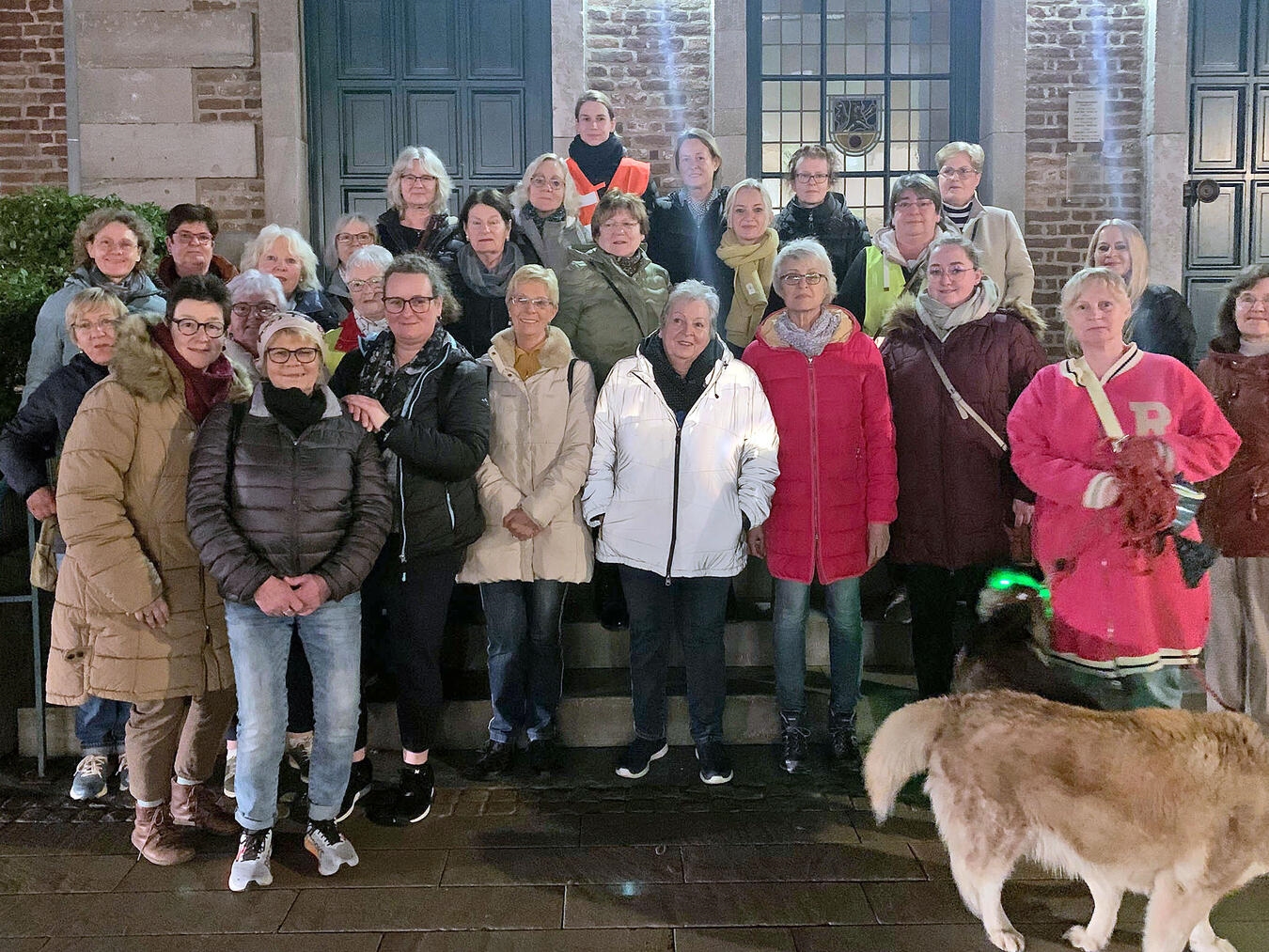 "30 Teilnehmerinnen beim ersten Gocher Nightwalk im März, Foto von Sabine Beckmann"
