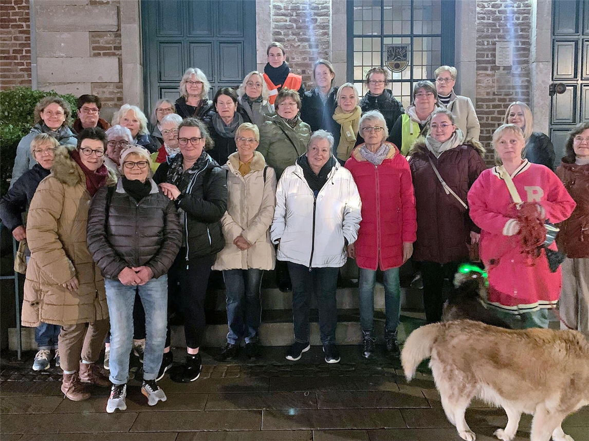 "30 Teilnehmerinnen beim ersten Gocher Nightwalk im März, Foto von Sabine Beckmann"