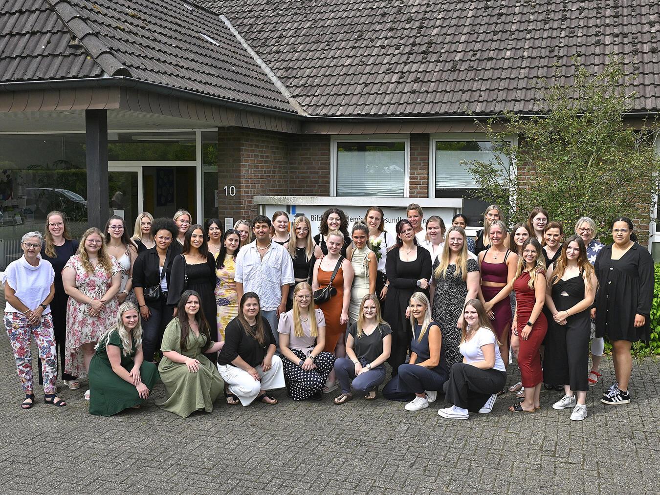 35 Pflegefachleute haben nach dreijähriger Ausbildung erfolgreich ihr Examen an der Bildungsakademie für Gesundheitsberufe (BAG) abgelegt. Foto: BAG / Thomas Momsen