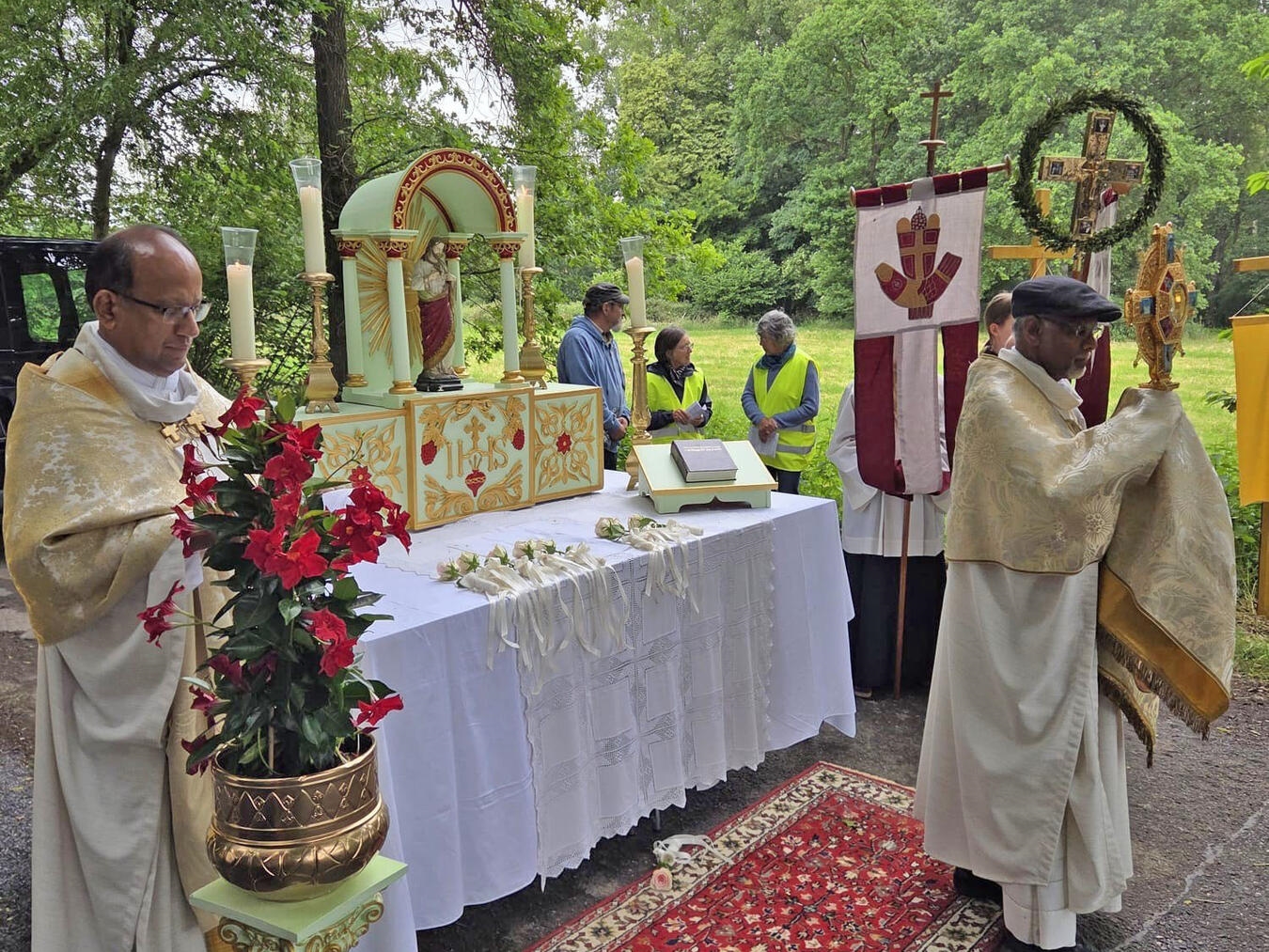 "Fronleichnam Prozession am Paulsenkreuz in Kerken-Eyll mit 350 Gläubigen"