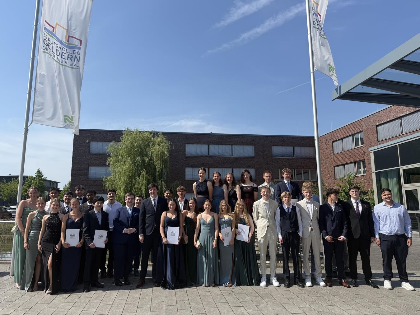"37 Absolventen des Beruflichen Gymnasiums Geldern bei Abschlussfeier, Gruppenfoto, 2023"