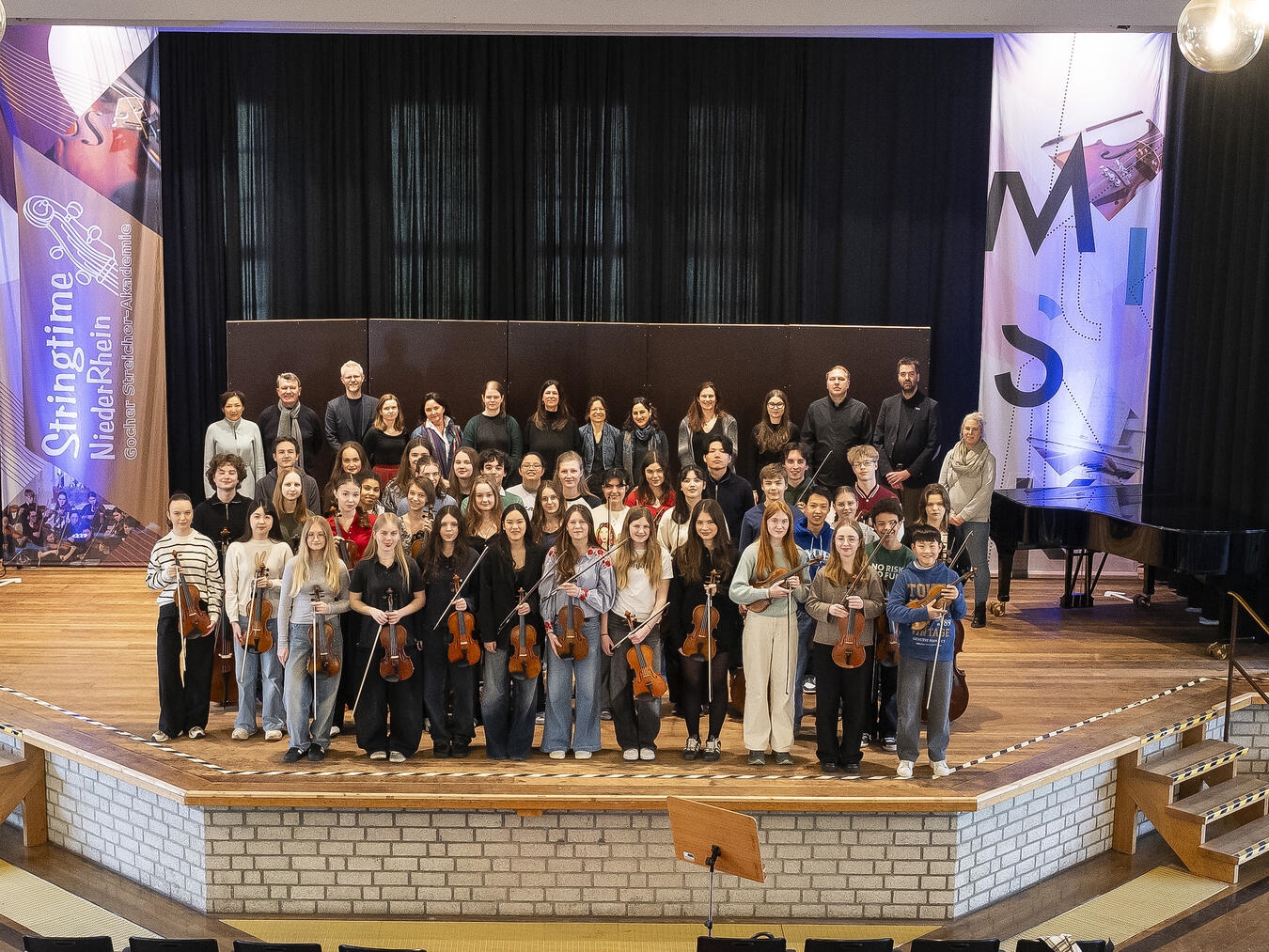 "39 junge Musiker aus drei Nationen musizieren gemeinsam in Goch, Gruppenfoto, Foto von Thomas Momsen"