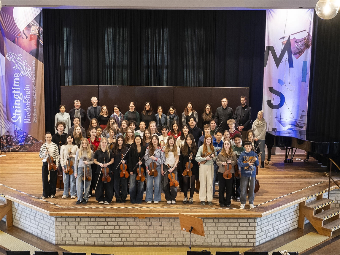 "39 junge Musiker aus drei Nationen musizieren gemeinsam in Goch, Gruppenfoto, Foto von Thomas Momsen"