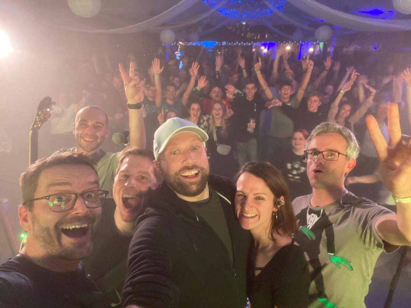 "42frogs Band spielt live Musik am Samstagabend, sorgt für Stimmung"