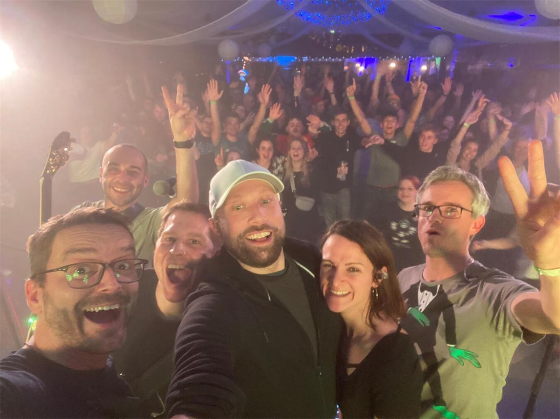 "42frogs Band spielt live Musik am Samstagabend, sorgt für Stimmung"
