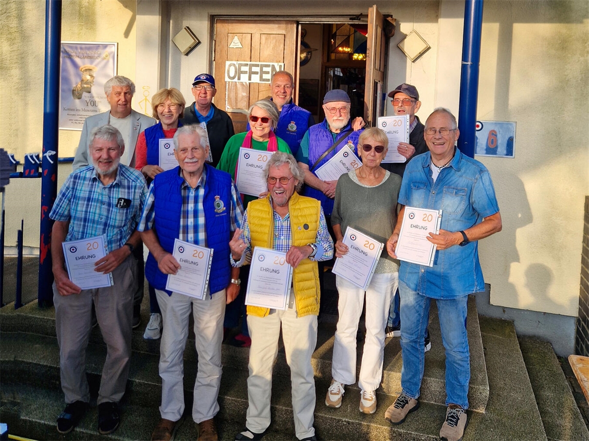 45 Mitglieder des Royal Air Force Museumsvereins kamen in Laarbruch zusammen. Foto: Ulli Hütgens 