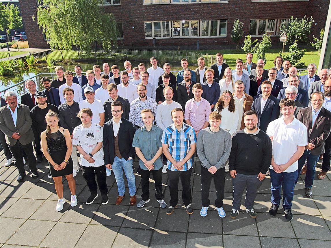 47 junge Handwerker wurden von der Innung offiziell in den Gesellenstand erhoben. NN-Foto: Theo Leie