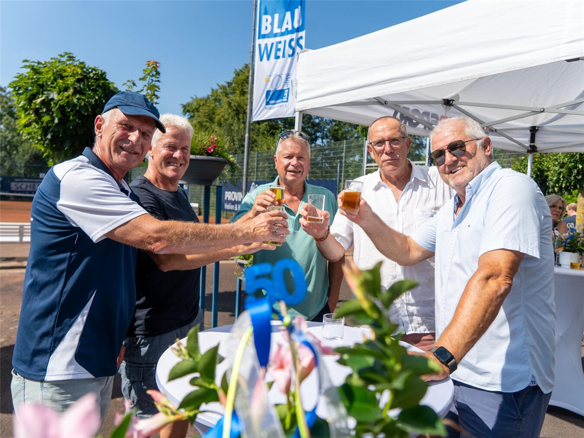 "Jubiläumsfeier 50 Jahre Kevelaerer Tennisverein, Mitglieder in Blau-Weiß feiern, Tennisplatz, Feststimmung"