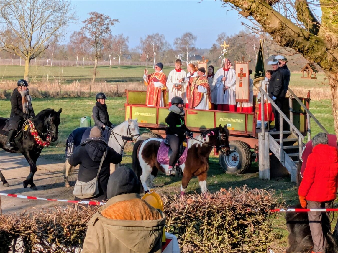 50 Reiter und mehrere Gespanne haben Schutz und Segen für sich, ihre Tiere und ihre Höfe erbeten. Foto: privat