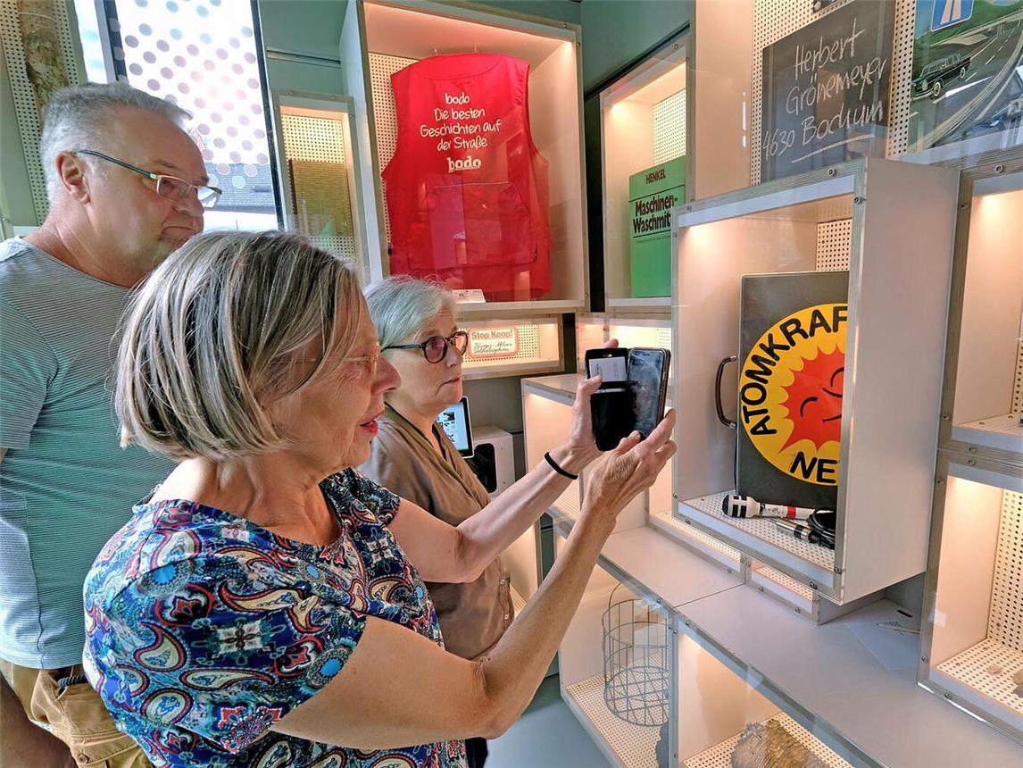 53 Exponate zeigen im „MuseumMobil“ die Geschichte und Vielfalt NRWs – auch der Kreis Kleve ist mit den Bürgerprotesten gegen das geplante Atomkraftwerk in Kalkar vertreten. NN-Fotos: Rüdiger Dehnen