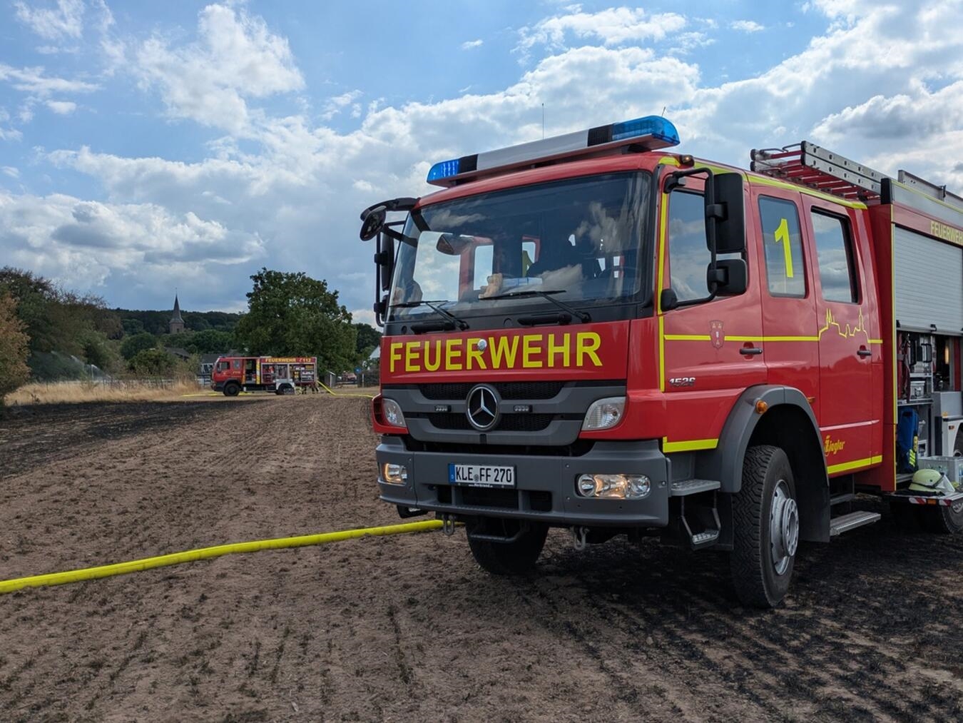 "54 Feuerwehrleute bekämpfen Flächenbrand bei Kleve-Donsbrüggen, Naturkatastrophe, Brandbekämpfung"